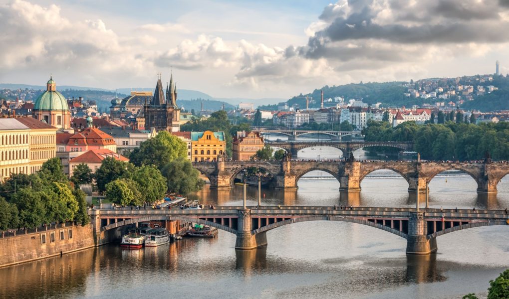 Praga, Republika Czeska - 26 maja 2016 r: Widok z lotu ptaka na praskie mosty wieczorem. W Pradze znajduje się łącznie 17 mostów nad Wełtawą.