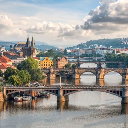 Praga, Republika Czeska - 26 maja 2016 r: Widok z lotu ptaka na praskie mosty wieczorem. W Pradze znajduje się łącznie 17 mostów nad Wełtawą.