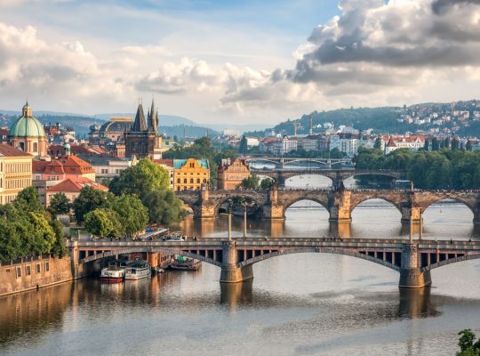 Praga, Republika Czeska - 26 maja 2016 r: Widok z lotu ptaka na praskie mosty wieczorem. W Pradze znajduje się łącznie 17 mostów nad Wełtawą.