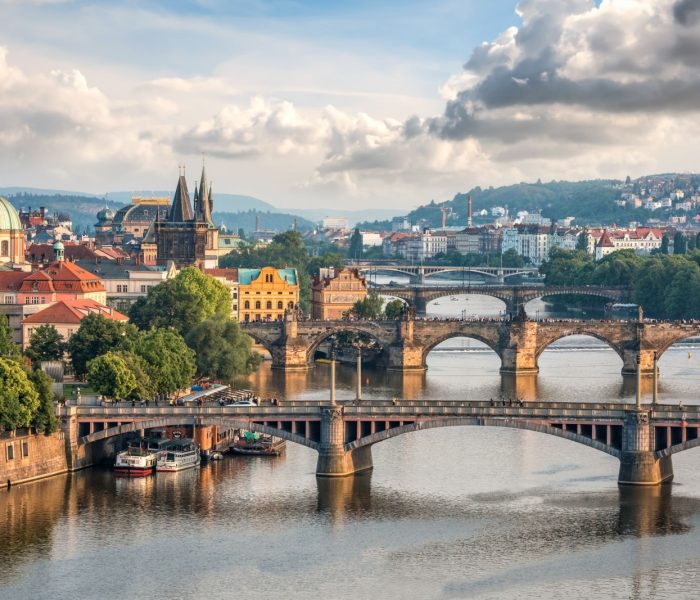 Praga, Republika Czeska - 26 maja 2016 r: Widok z lotu ptaka na praskie mosty wieczorem. W Pradze znajduje się łącznie 17 mostów nad Wełtawą.