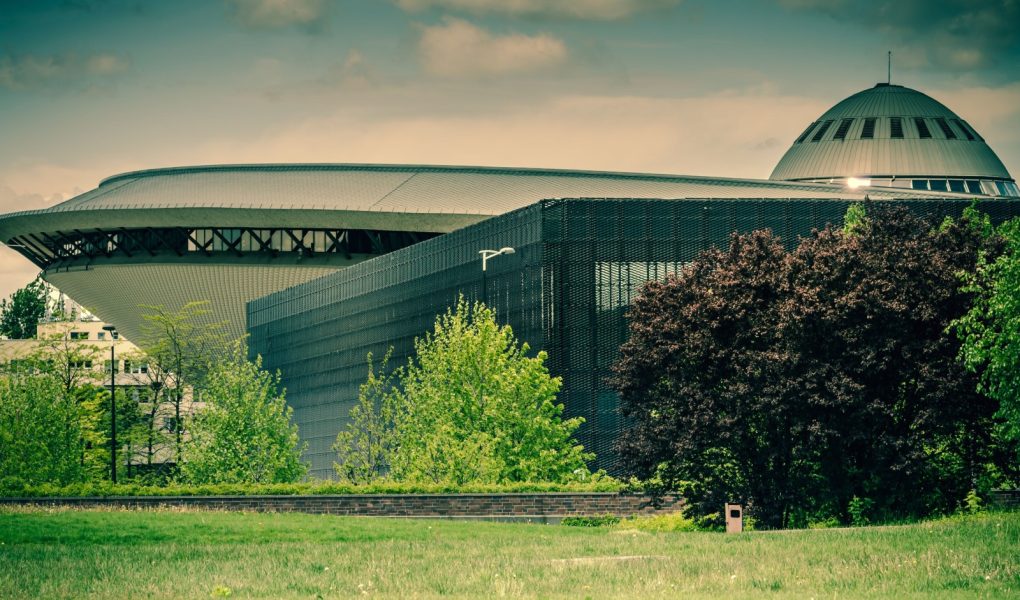Katowice, Śląsk, Polska; 26 maja 2021 r: Hala widowiskowo-sportowa Spodek i Międzynarodowe Centrum Konferencyjne MCK w Katowicach z otoczeniem zielonej strefy kultury