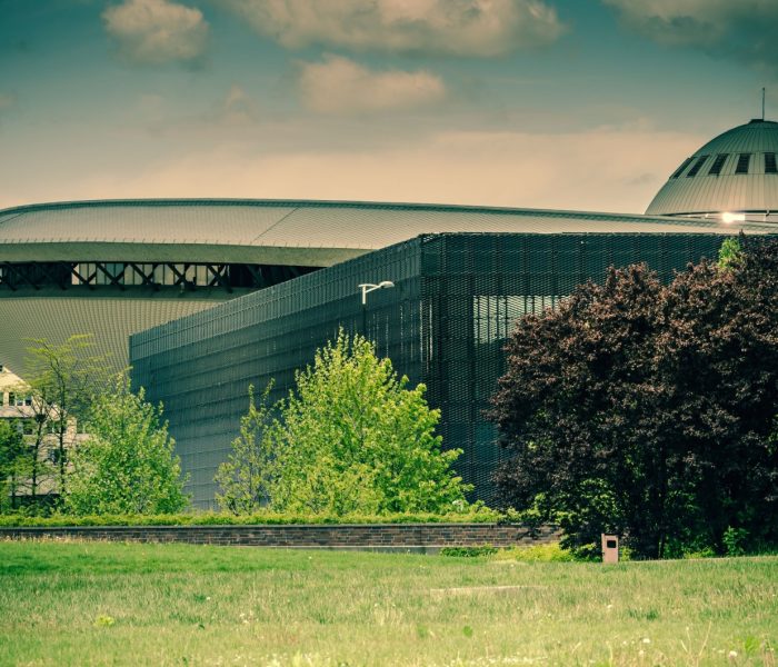 Katowice, Śląsk, Polska; 26 maja 2021 r: Hala widowiskowo-sportowa Spodek i Międzynarodowe Centrum Konferencyjne MCK w Katowicach z otoczeniem zielonej strefy kultury