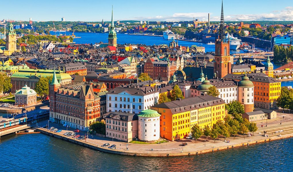 Malownicza letnia panorama z lotu ptaka Starego Miasta (Gamla Stan) w Sztokholmie, Szwecja