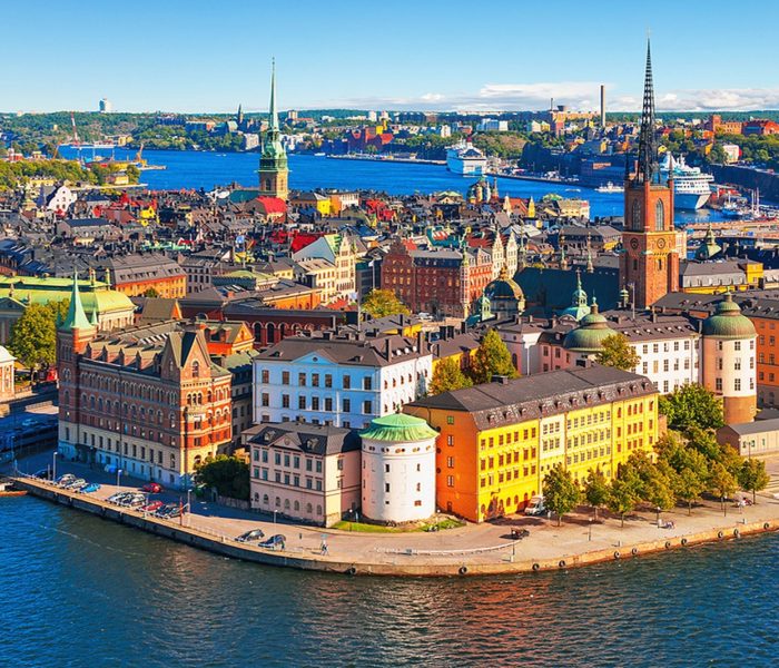 Malownicza letnia panorama z lotu ptaka Starego Miasta (Gamla Stan) w Sztokholmie, Szwecja