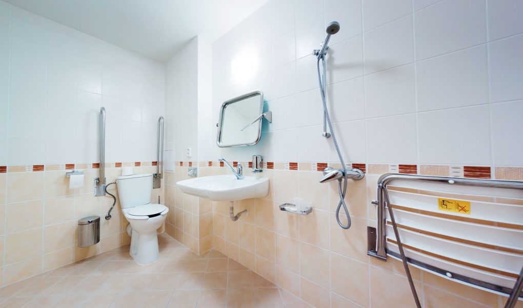 Łazienka z uchwytami dla osób niepełnosprawnych