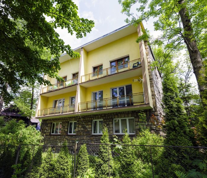 ZAKOPANE POLSKA - 11 CZERWCA 2015 R: Budynek mieszkalny na osiedlu przy ul. Zamoyskiego wybudowany w latach 1952-1953 wg projektu J. Dajewskiego