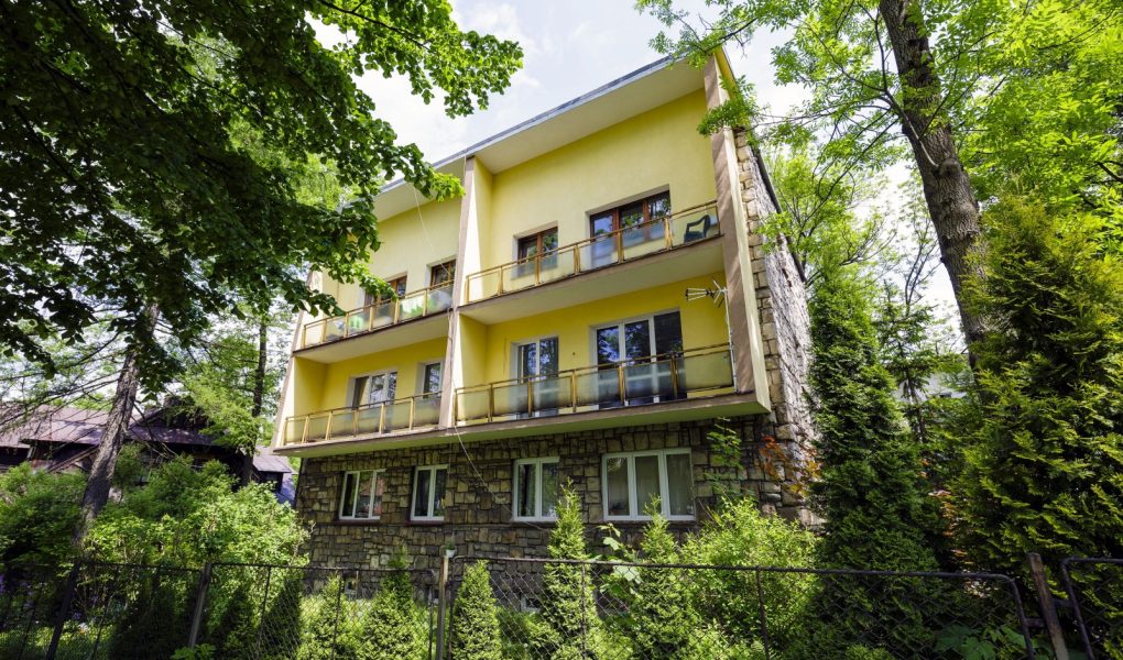 ZAKOPANE POLSKA - 11 CZERWCA 2015 R: Budynek mieszkalny na osiedlu przy ul. Zamoyskiego wybudowany w latach 1952-1953 wg projektu J. Dajewskiego