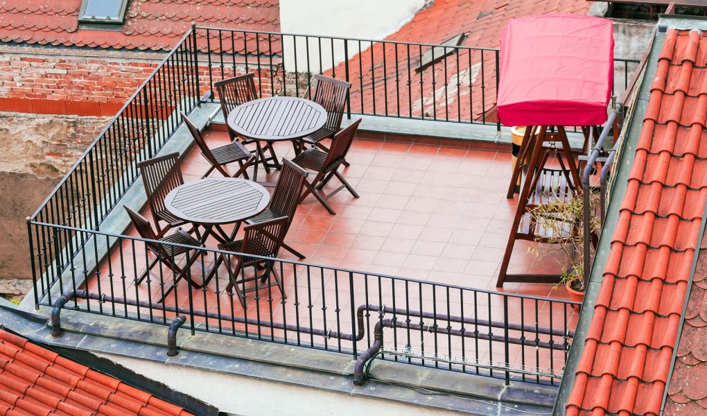 balkon z meblami na dachu pokrytym dachówką