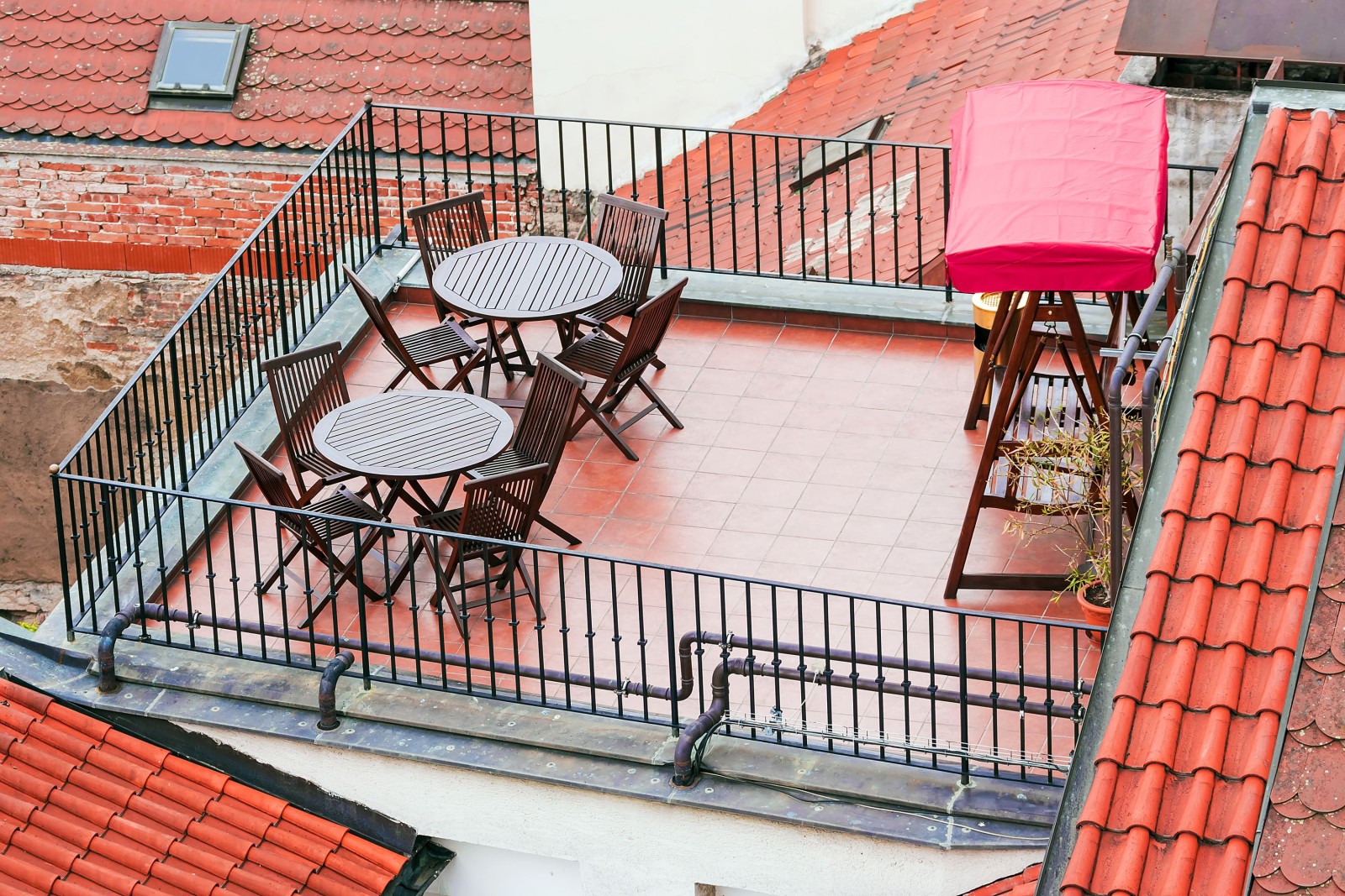 balkon z meblami na dachu pokrytym dachówką