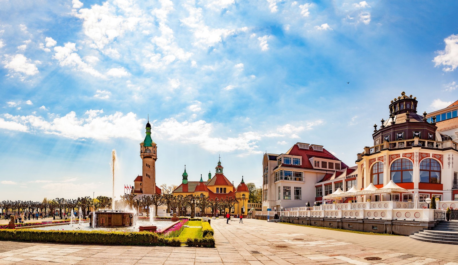 SOPOT, POLSKA - 03 MAJA 2016 R: Ludzie relaksujący się na placu w pobliżu słynnego molo w Sopocie. Sopot jest znanym kurortem turystycznym położonym w Polsce.