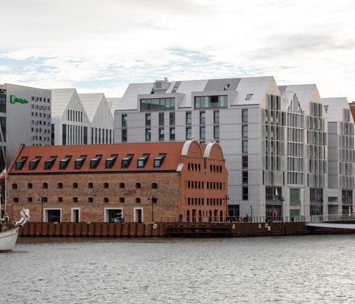 Gdańsk, Polska - 6 września 2020 r: Wyspa Spichrzów w Gdańsku - przykład połączenia starej i nowoczesnej architektury