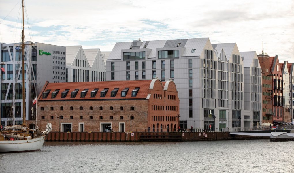 Gdańsk, Polska - 6 września 2020 r: Wyspa Spichrzów w Gdańsku - przykład połączenia starej i nowoczesnej architektury