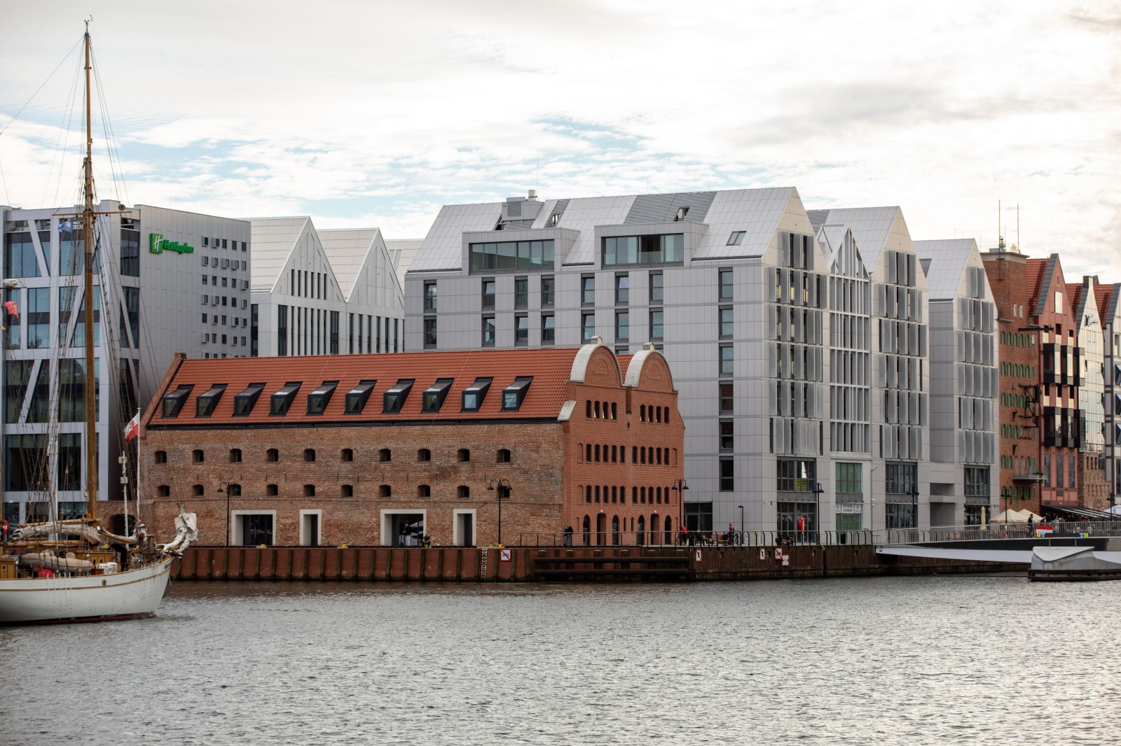 Gdańsk, Polska - 6 września 2020 r: Wyspa Spichrzów w Gdańsku - przykład połączenia starej i nowoczesnej architektury