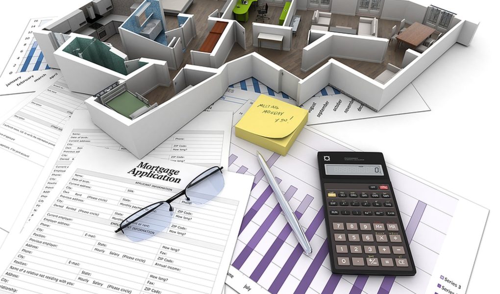 Przekrój mieszkania na stole z formularzem wniosku o kredyt hipoteczny, kalkulatorem, planami itp.