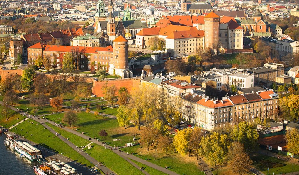 Widok z lotu ptaka na Zamek Królewski na Wawelu z parkiem i Wisłą w Krakowie, Polska.