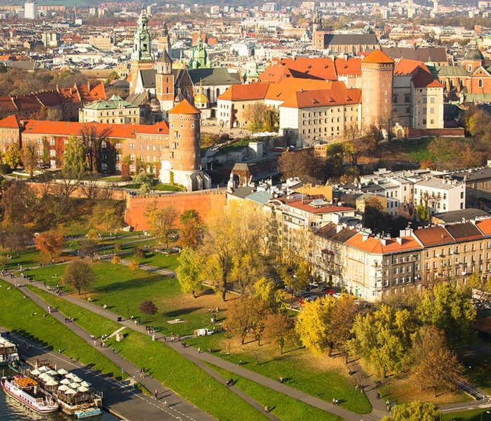Widok z lotu ptaka na Zamek Królewski na Wawelu z parkiem i Wisłą w Krakowie, Polska.