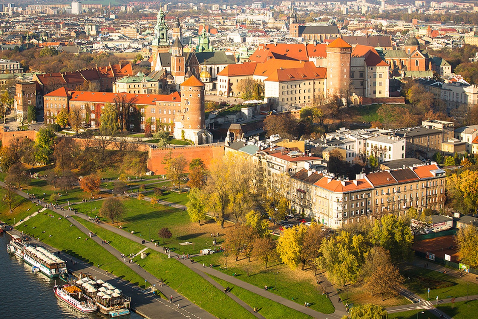 Widok z lotu ptaka na Zamek Królewski na Wawelu z parkiem i Wisłą w Krakowie, Polska.