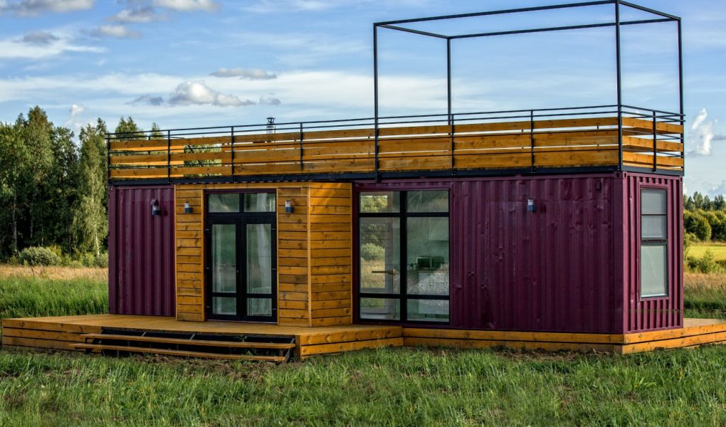 Nowoczesny projekt wiejskiego domu zbudowanego z kontenerów. Domy kontenerowe.