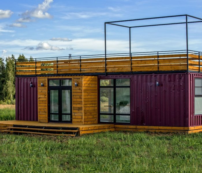 Nowoczesny projekt wiejskiego domu zbudowanego z kontenerów. Domy kontenerowe.
