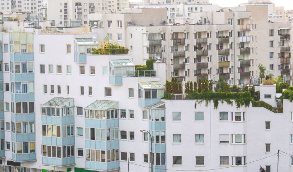 Bloki mieszkalne dzielnicy mieszkaniowej w Warszawie