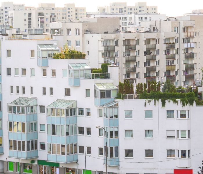 Bloki mieszkalne dzielnicy mieszkaniowej w Warszawie