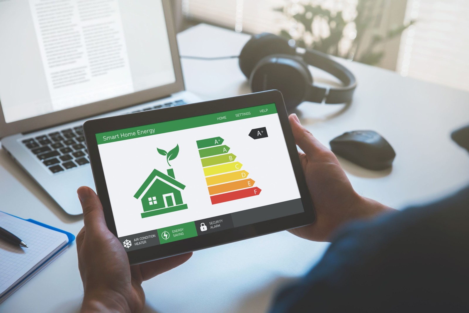 Efektywność energetyczna aplikacji mobilnej na ekranie. Ekologia, koncepcja domu ekologicznego