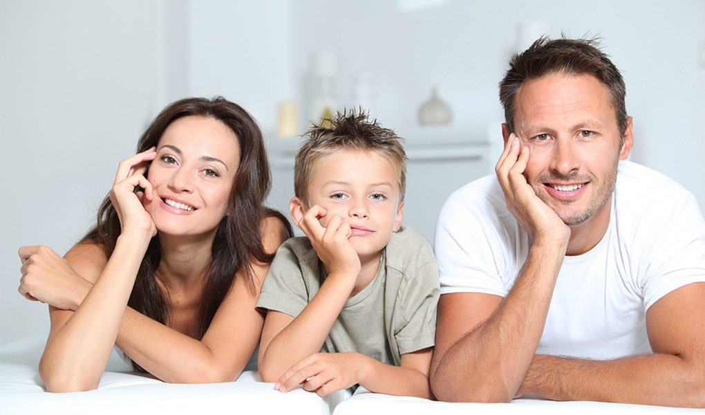 Zbliżenie rodziców i dziecka relaksujących się w domu na kanapie