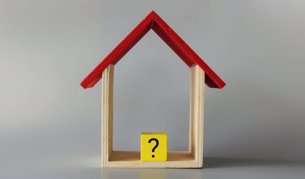 Dom ze znakiem zapytania. Kosztorys. Rozwiązywanie problemów mieszkaniowych, kupno lub wynajem nieruchomości. Wycena nieruchomości