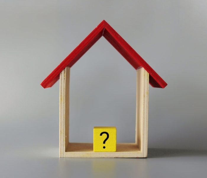 Dom ze znakiem zapytania. Kosztorys. Rozwiązywanie problemów mieszkaniowych, kupno lub wynajem nieruchomości. Wycena nieruchomości
