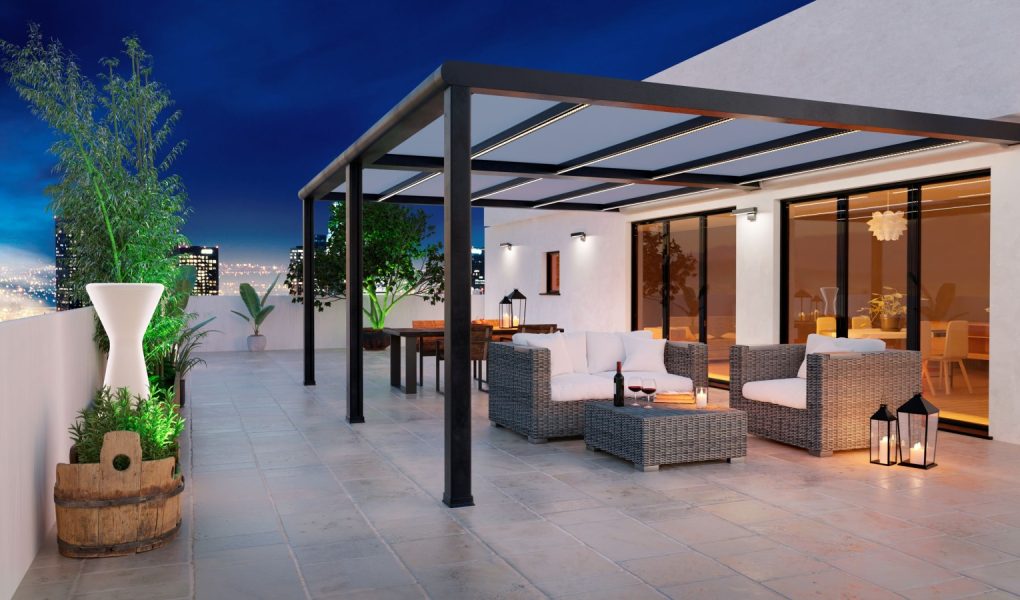 Ilustracja 3D luksusowego apartamentu na poddaszu z prywatnym patio i pergolą. Scena o zmierzchu z rattanowymi meblami i świecącym miastem w tle.