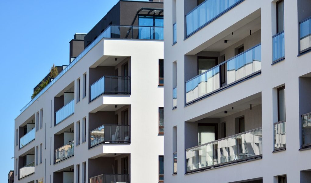 Kondominium i budynek mieszkalny z symetryczną nowoczesną architekturą. Szczegół w nowoczesnym budynku mieszkalnym z apartamentami na zewnątrz. Fragment nowego luksusowego domu i kompleksu domów.