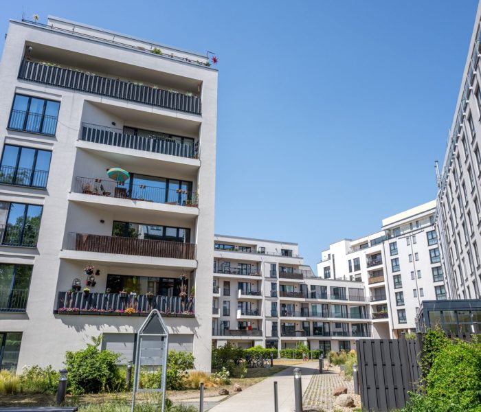 Nowe budynki mieszkalne na osiedlu mieszkaniowym w Berlinie, Niemcy