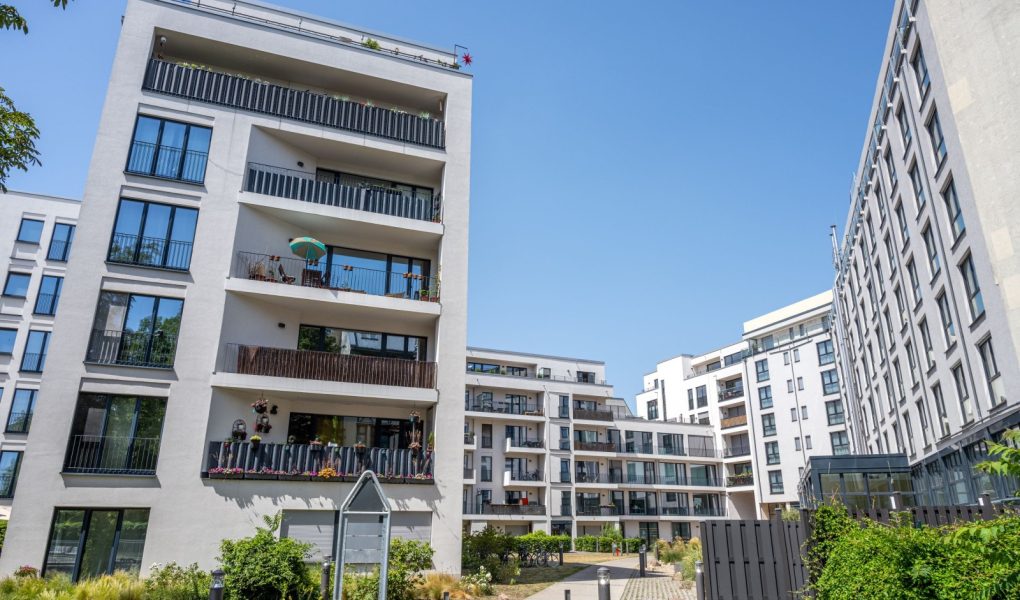 Nowe budynki mieszkalne na osiedlu mieszkaniowym w Berlinie, Niemcy