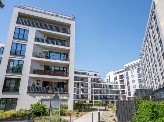 Nowe budynki mieszkalne na osiedlu mieszkaniowym w Berlinie, Niemcy