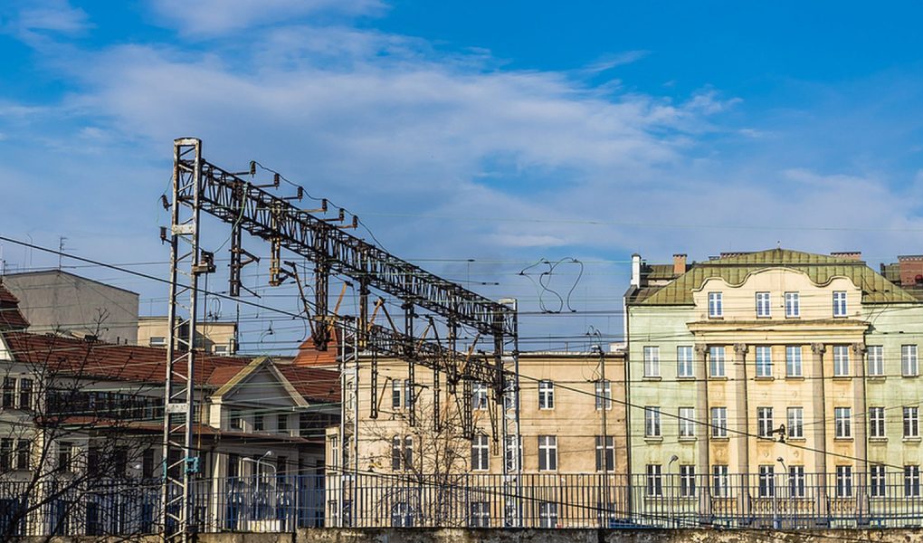 Pejzaż miasta Katowice województwo śląskie Polska ze starymi kamienicami poprzedzonymi linią kolejową.