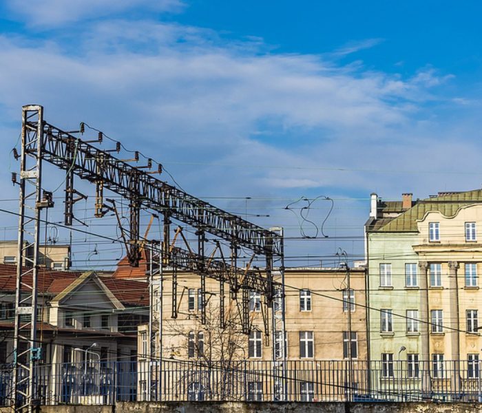 Pejzaż miasta Katowice województwo śląskie Polska ze starymi kamienicami poprzedzonymi linią kolejową.