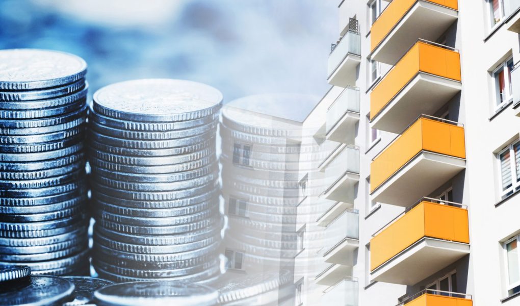 Apartamenty na sprzedaż. Zupełnie nowe mieszkanie. Kupno nowego domu. Tło cenowe mieszkań. Wysoki blok mieszkalny. Budowa sąsiedztwa w toku. Rynek nieruchomości w Europie. Monety ułożone.