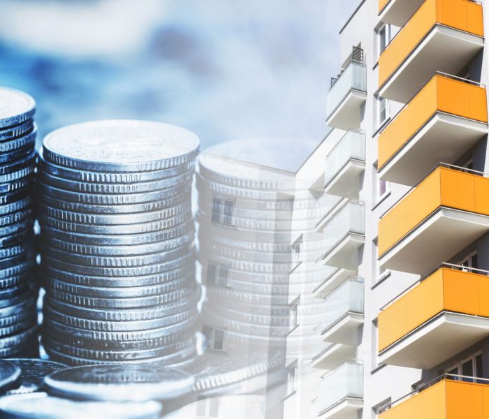 Apartamenty na sprzedaż. Zupełnie nowe mieszkanie. Kupno nowego domu. Tło cenowe mieszkań. Wysoki blok mieszkalny. Budowa sąsiedztwa w toku. Rynek nieruchomości w Europie. Monety ułożone.