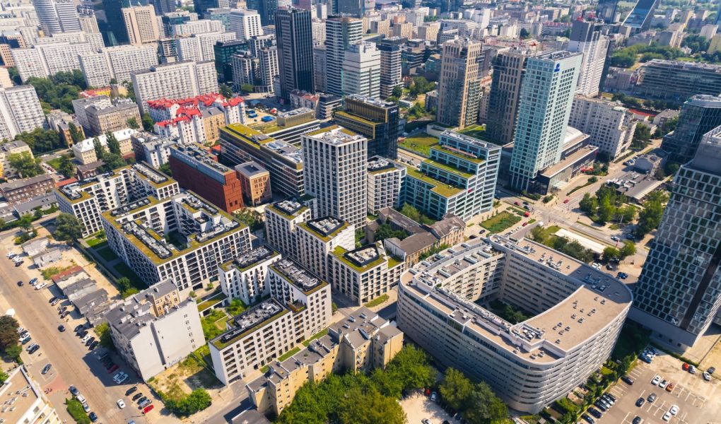 7.22.2022 Warszawa, Polska. Eklektyczna koncepcja miasta. Różne wysokości i style architektoniczne budynków, biur i osiedli mieszkaniowych. Zdjęcie wysokiej jakości