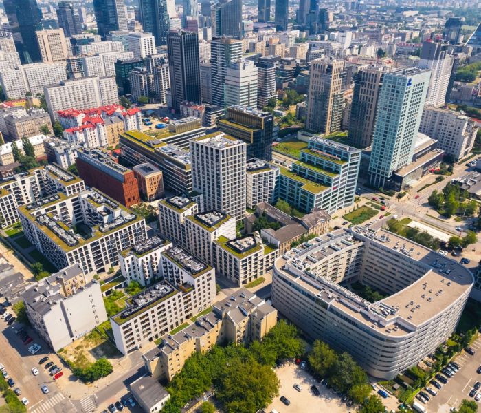 7.22.2022 Warszawa, Polska. Eklektyczna koncepcja miasta. Różne wysokości i style architektoniczne budynków, biur i osiedli mieszkaniowych. Zdjęcie wysokiej jakości