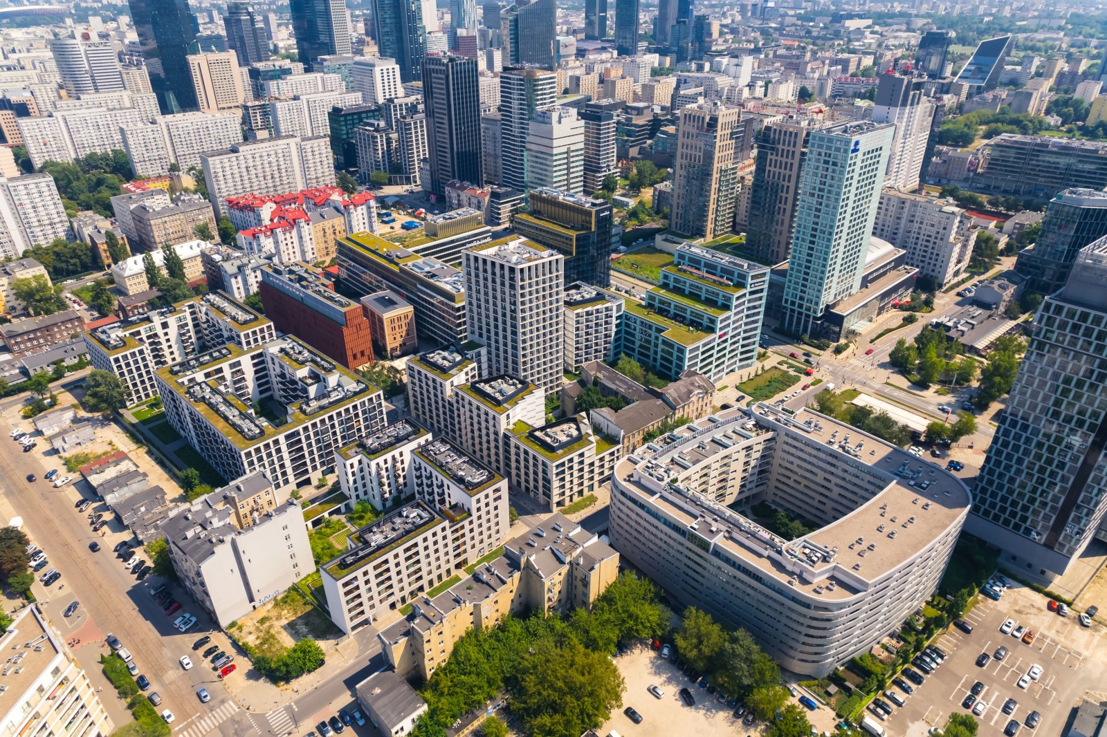 7.22.2022 Warszawa, Polska. Eklektyczna koncepcja miasta. Różne wysokości i style architektoniczne budynków, biur i osiedli mieszkaniowych. Zdjęcie wysokiej jakości