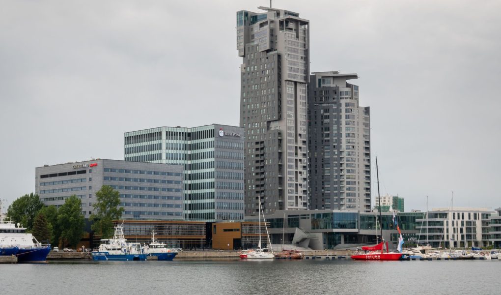 Gdynia, Polska - 30 czerwca 2020 r: Nowoczesna architektura wieżowców Sea Towers w Gdyni