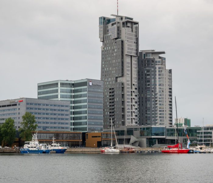 Gdynia, Polska - 30 czerwca 2020 r: Nowoczesna architektura wieżowców Sea Towers w Gdyni