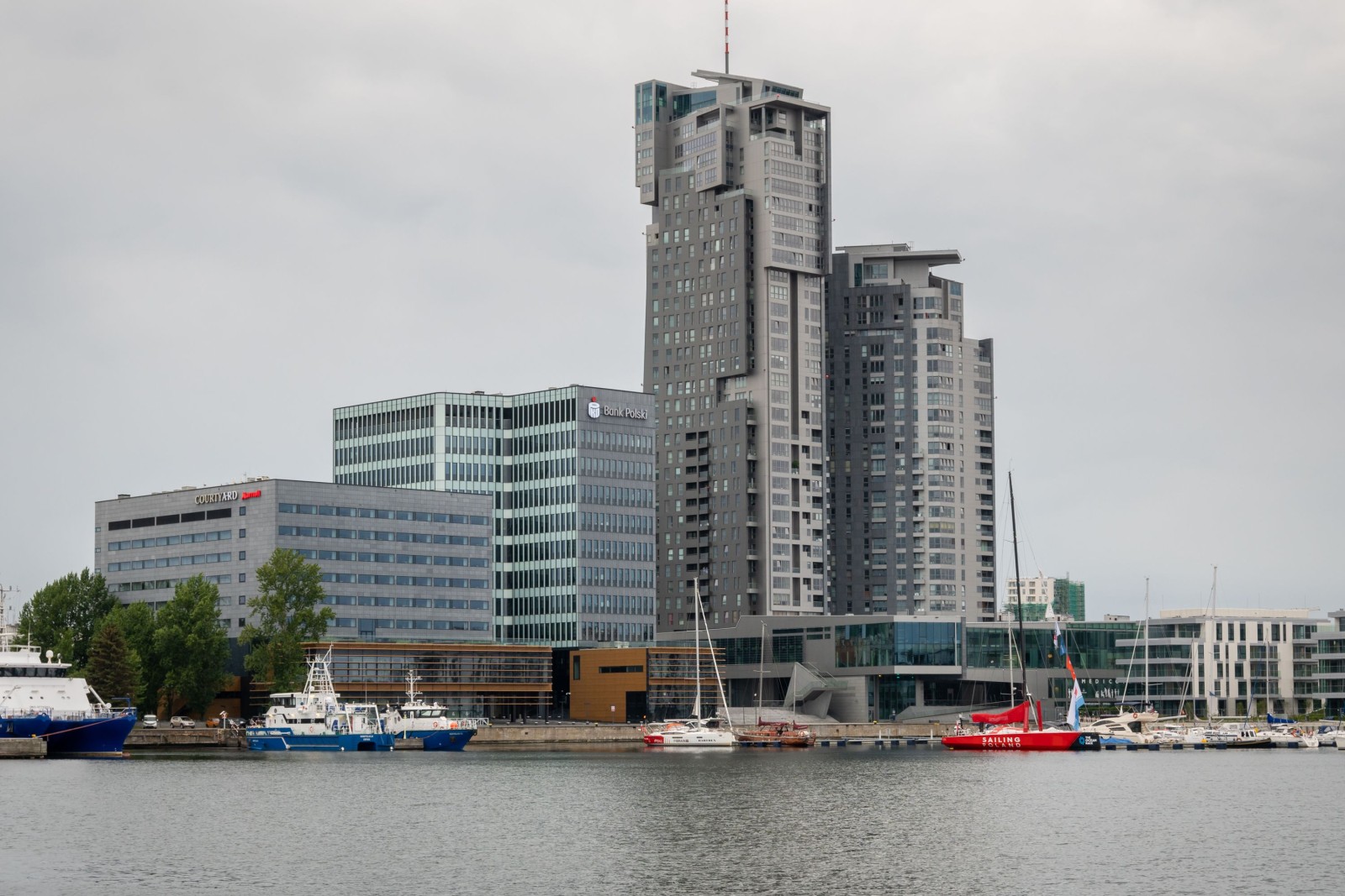Gdynia, Polska - 30 czerwca 2020 r: Nowoczesna architektura wieżowców Sea Towers w Gdyni
