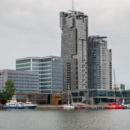 Gdynia, Polska - 30 czerwca 2020 r: Nowoczesna architektura wieżowców Sea Towers w Gdyni