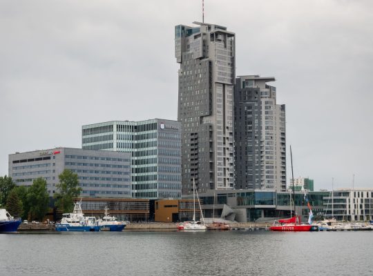 Gdynia, Polska - 30 czerwca 2020 r: Nowoczesna architektura wieżowców Sea Towers w Gdyni