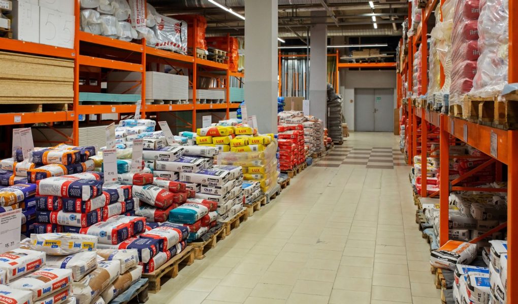 Duży wybór materiałów budowlanych sprzedawanych w sklepie z narzędziami. Magazyn do handlu hurtowego i detalicznego materiałami budowlanymi. Towary do budowy i naprawy. Mińsk, Białoruś - kwiecień, 2022 r.