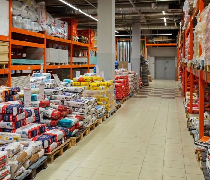Duży wybór materiałów budowlanych sprzedawanych w sklepie z narzędziami. Magazyn do handlu hurtowego i detalicznego materiałami budowlanymi. Towary do budowy i naprawy. Mińsk, Białoruś - kwiecień, 2022 r.
