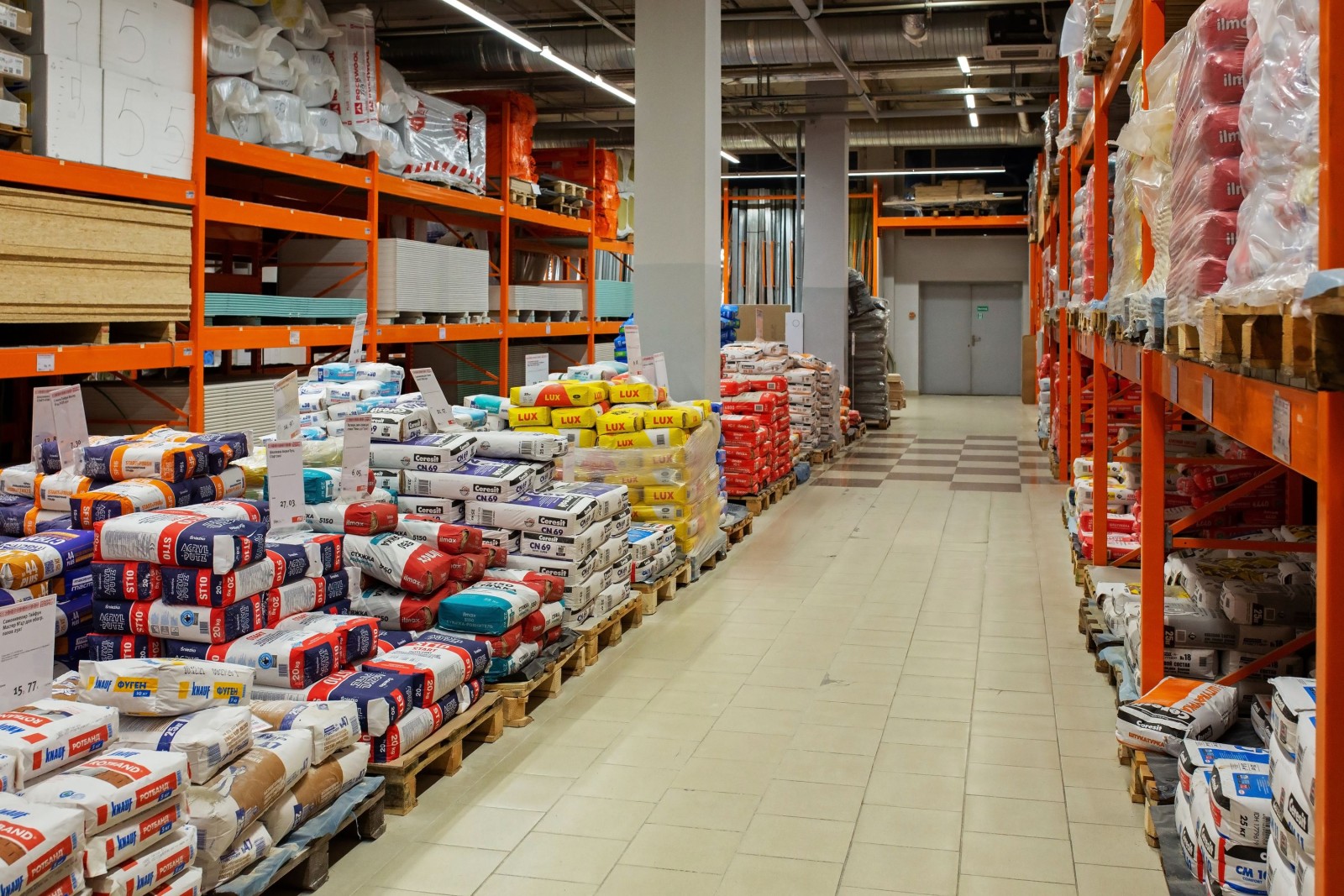 Duży wybór materiałów budowlanych sprzedawanych w sklepie z narzędziami. Magazyn do handlu hurtowego i detalicznego materiałami budowlanymi. Towary do budowy i naprawy. Mińsk, Białoruś - kwiecień, 2022 r.