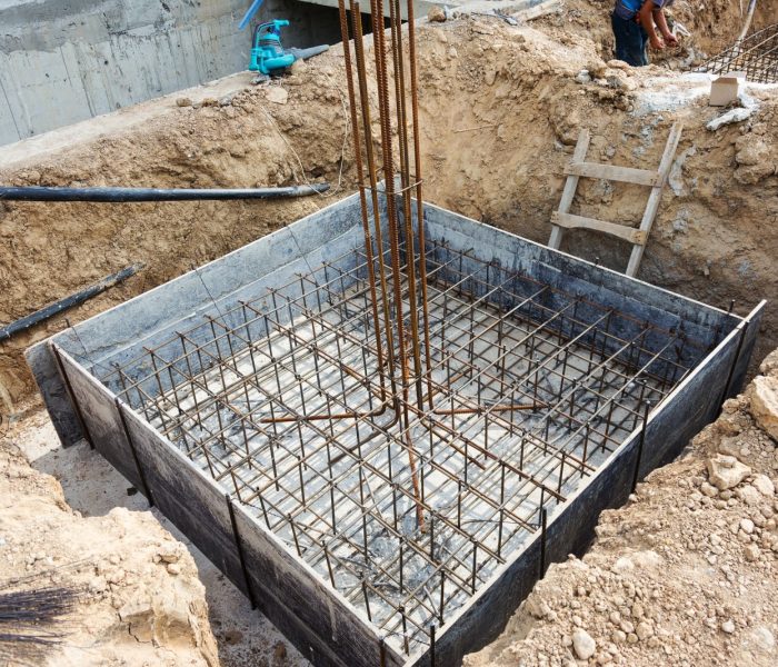 Budowa fundamentów plac budowy wykonanie zbrojenia metalowa rama do wylewania betonu. Metalowa forma do budowy cementu. Fundament cementowy do budowy domu